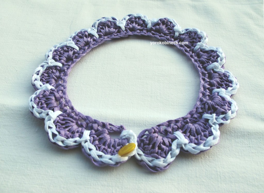 colletto lilla e bianco